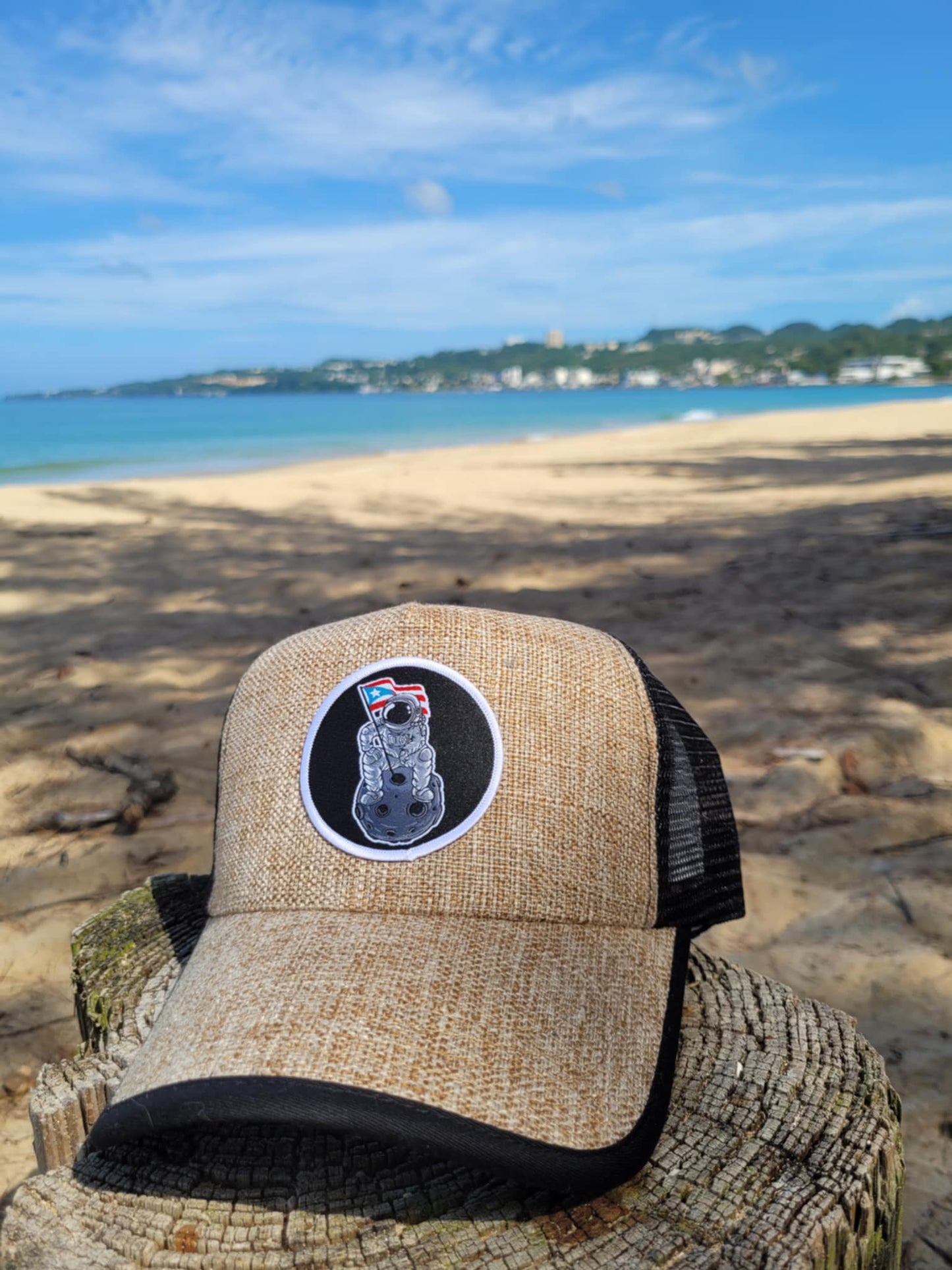 Gorra de tela simulando paja "Boricua en la luna"