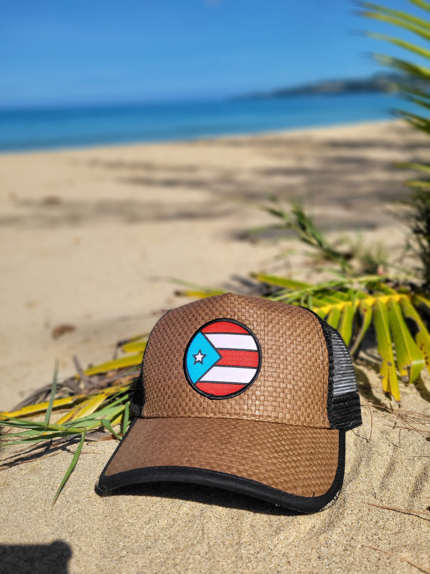 Gorra de paja con bandera redonda