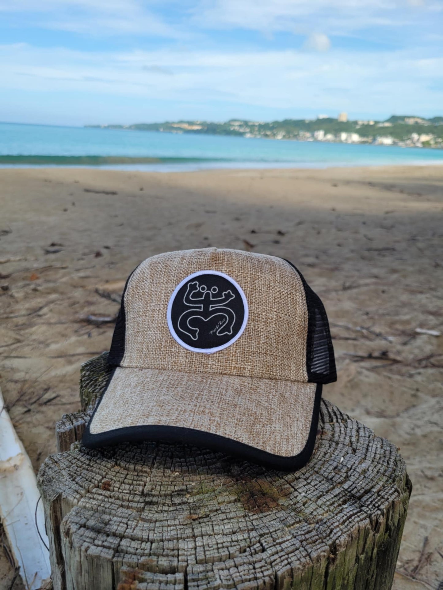 Gorra de tela simulando paja "Coquí Taino Blanco y Negro"