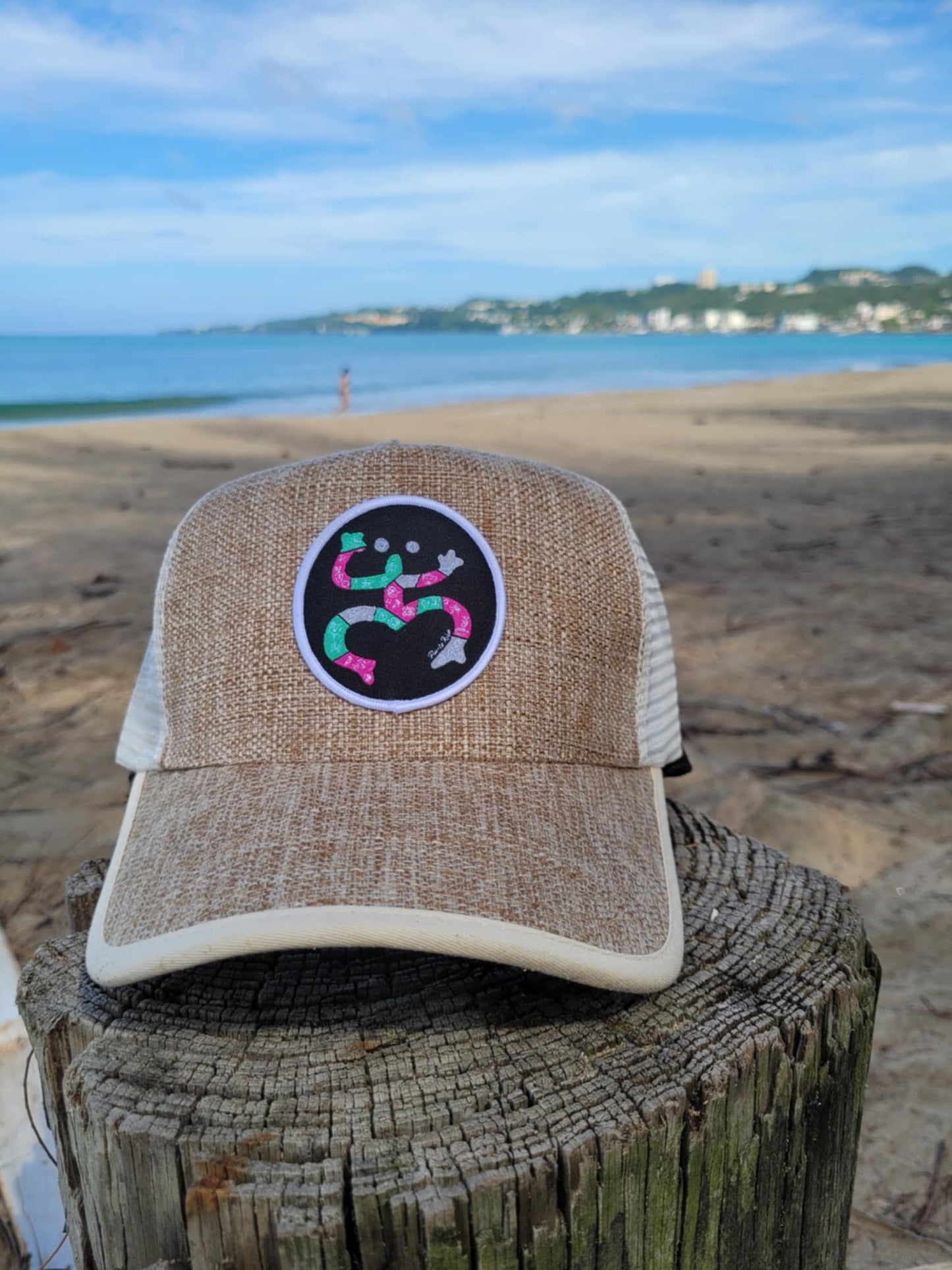 Gorra de tela simulando paja con malla crema "Coqui rosado"