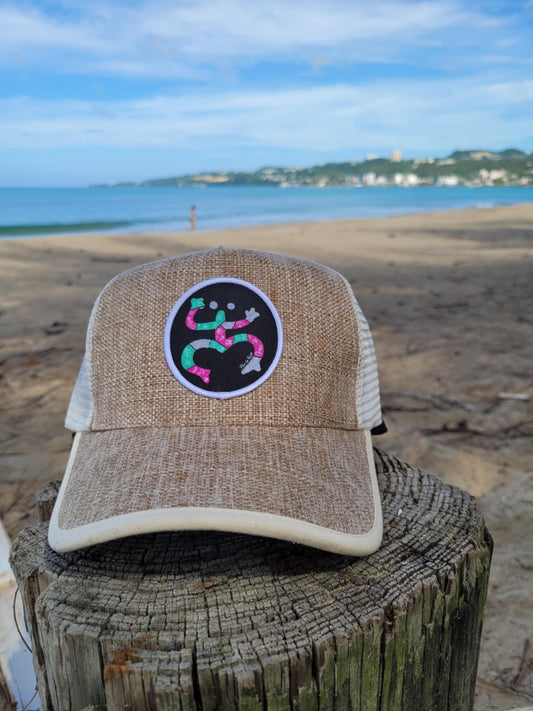 Gorra de tela simulando paja con malla crema "Coqui rosado"